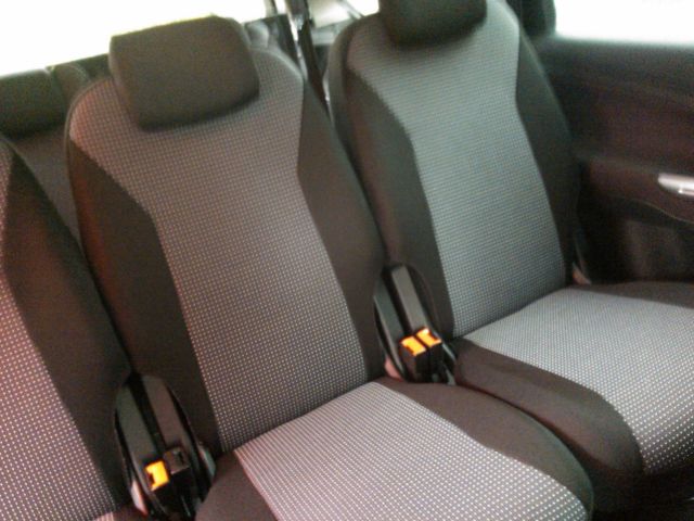 Odnowione fotele samochodowe po remoncie tapicerki